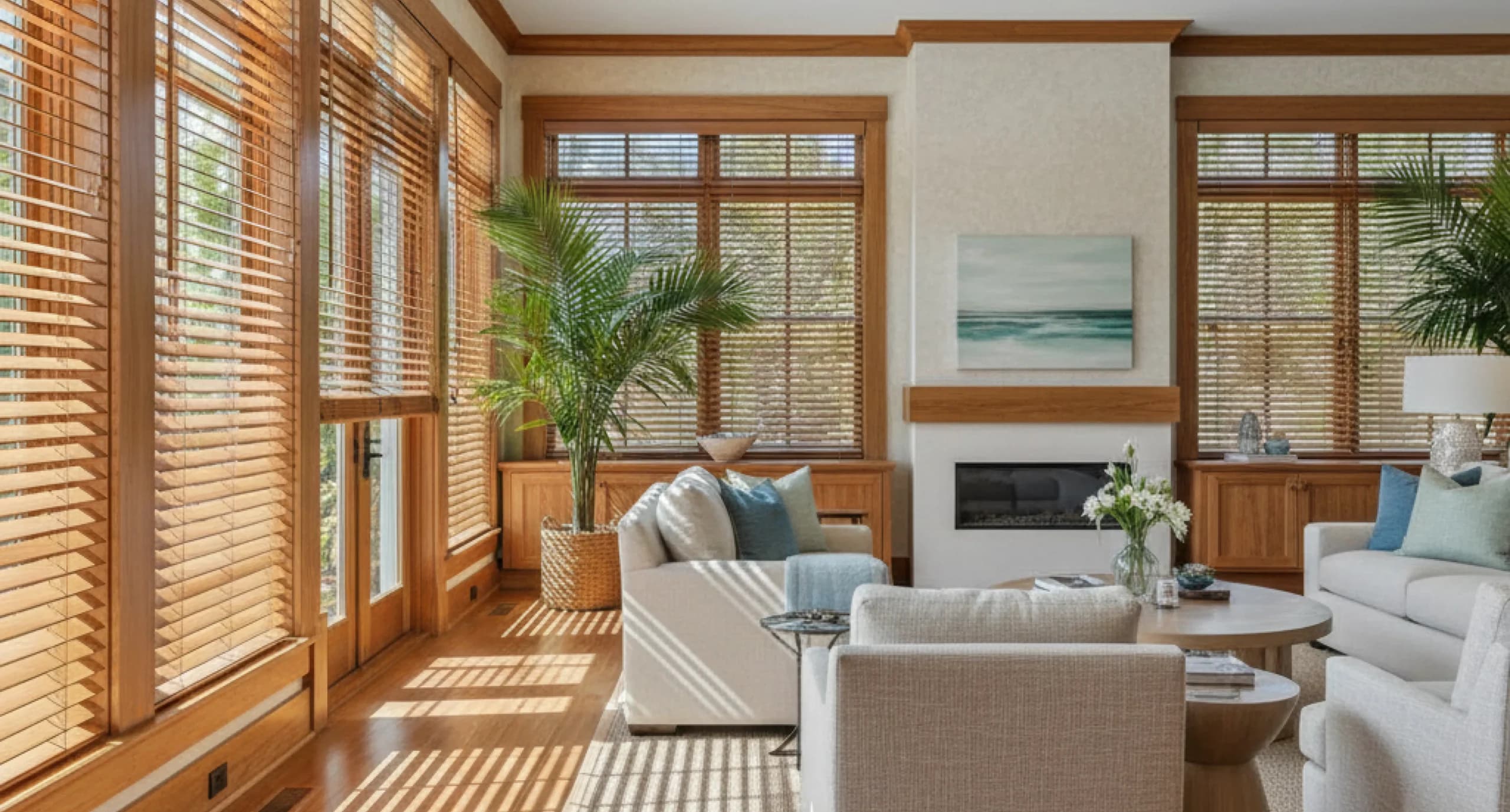 blinds-living-room-natural-wood-horizontal-coastal-fireplace@4x